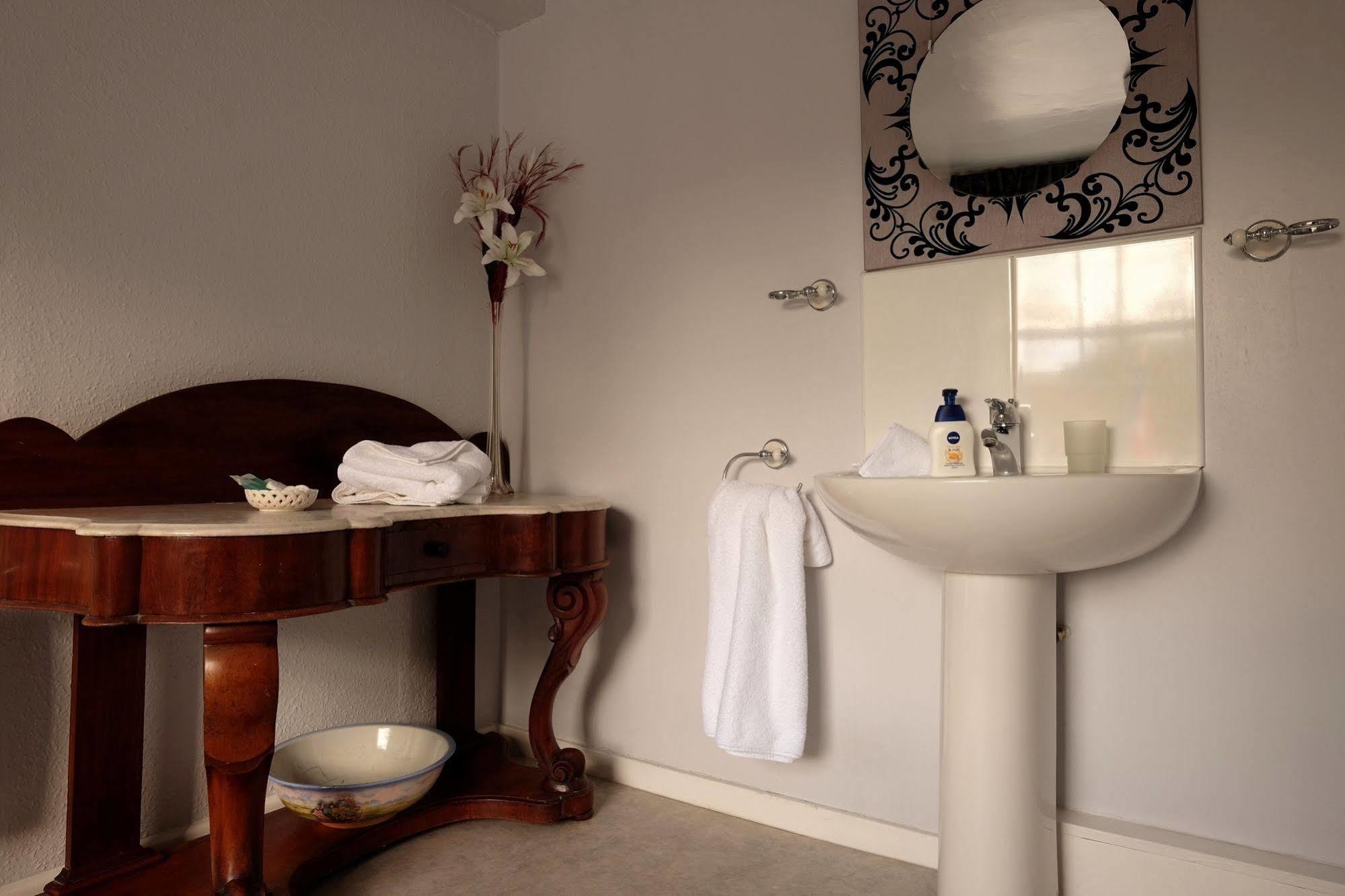 Gaskell Arms Hotel Much Wenlock Bagian luar foto